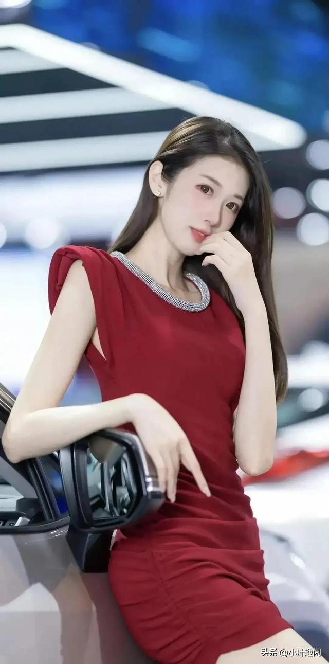 分享一组女神级车模，妩媚迷人，风情万种