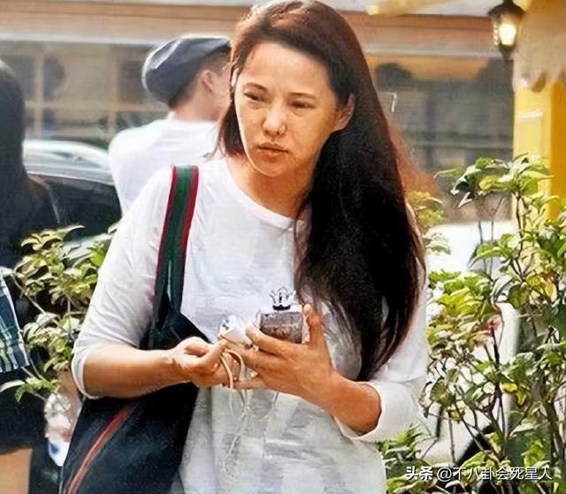 憔悴、浮肿、秃头,10位女星素颜街拍照,让我看见了人间真实