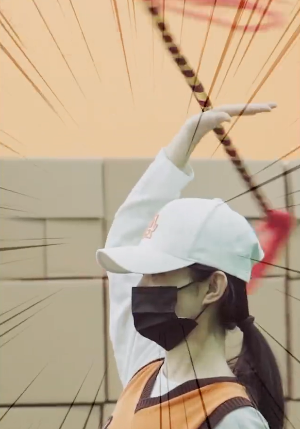 赵丽颖片场练武太霸气！单手挥长棍力气巨大，跪地上拉伸不嫌脏乱