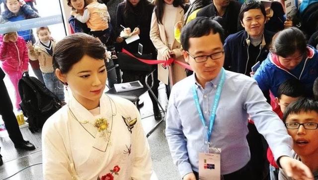 中国首款“美女机器人”诞生，可代替真人，皮肤触感很逼真
