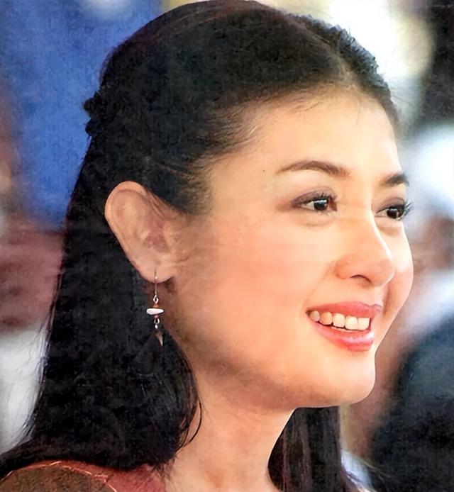 2014年,泰国王妃脱光衣服趴在地上给狗喂食,遭到曝光后被迫出家