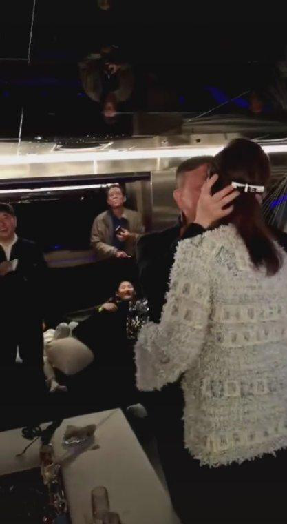 韩磊与小16岁娇妻当众热吻撒狗粮，甜蜜的连儿子都“看不下去”