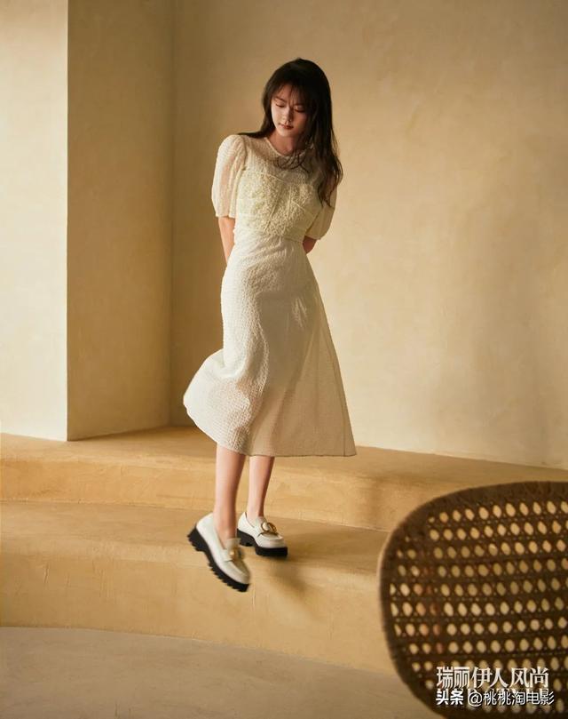 00后小花赵今麦《GQ》黑白风格写真大片，变身摇滚酷女孩