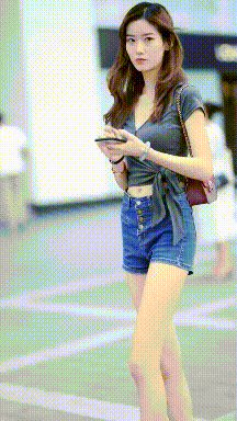 姑娘在大街玩喷水，忽然发现被人看见了，有点不好意思哈哈哈