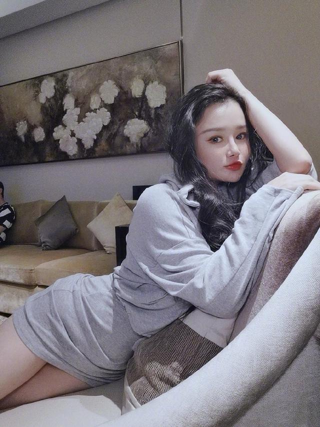 明明已为人母，却个个身材火辣、性感美艳，有人一口气连生四胎