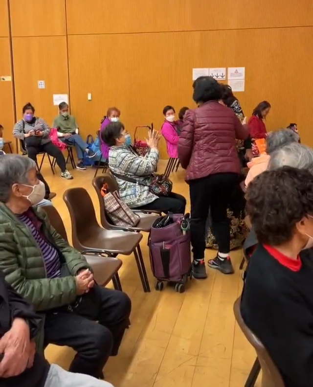 90岁香港三级女星黄夏蕙出来工作！为三餐不惜乞讨，家中财富过亿