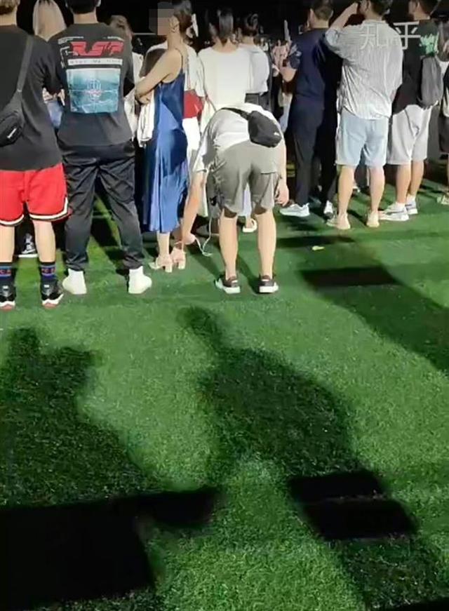 湖北一高校新生被曝偷拍女生裙底,目前该生已被开除