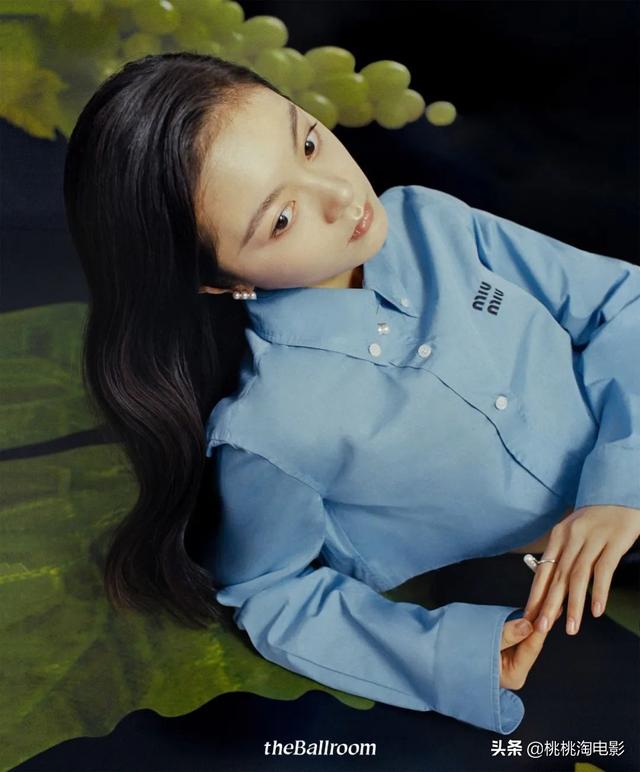 00后小花赵今麦《GQ》黑白风格写真大片，变身摇滚酷女孩