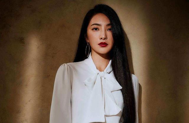 明明已为人母，却个个身材火辣、性感美艳，有人一口气连生四胎