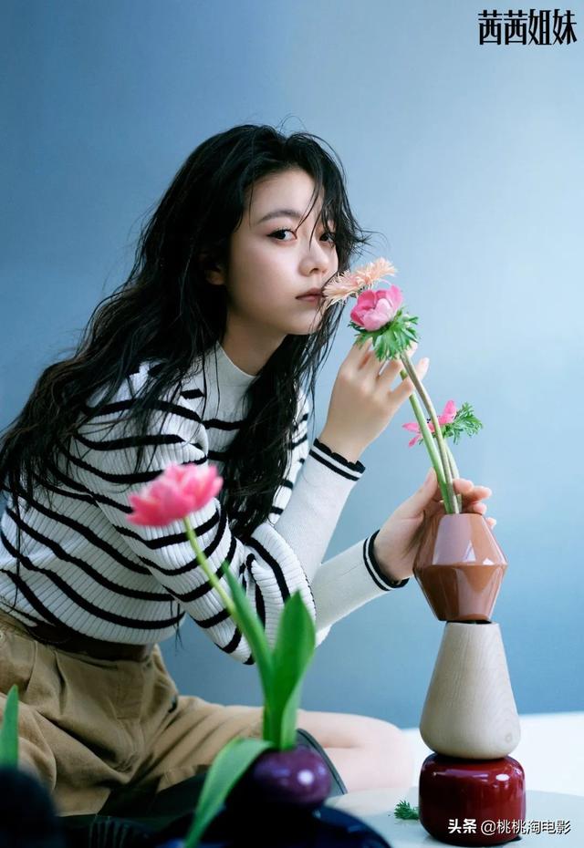 00后小花赵今麦《GQ》黑白风格写真大片，变身摇滚酷女孩