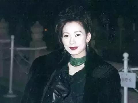 《音乐故事》她是《容易受伤的女人》首唱,更是励志女王