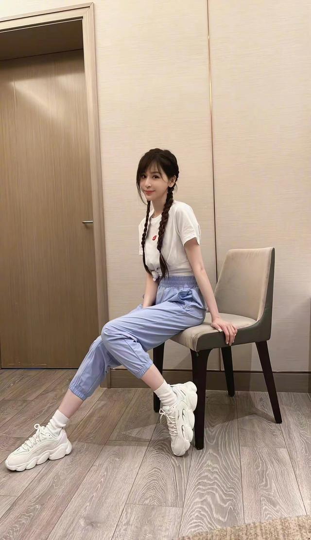 40岁王心凌凹少女！双马尾配粉T青春可爱，网友：身材造型是关键