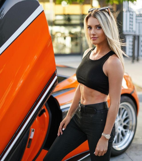 赛车遇美人,23岁美女赛车手,车技一流,火辣身材更是一流水平