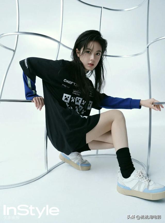 00后小花赵今麦《GQ》黑白风格写真大片，变身摇滚酷女孩