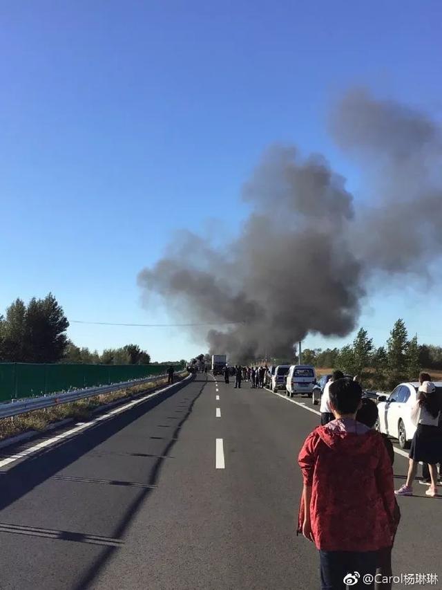 高速路上，漂亮女孩不顾母亲劝阻，跳下车一路狂奔连救3人