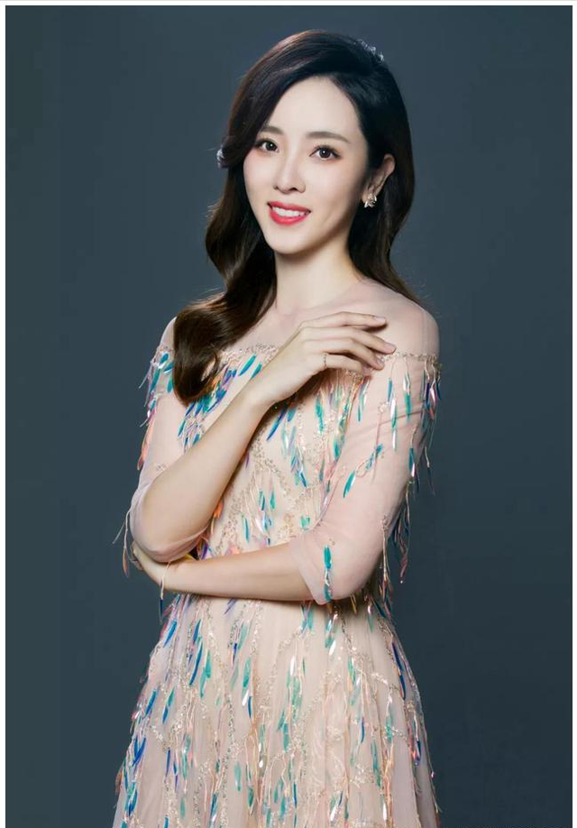 央视10大美女主持人,个个才貌双全,董卿知性,海霞端庄