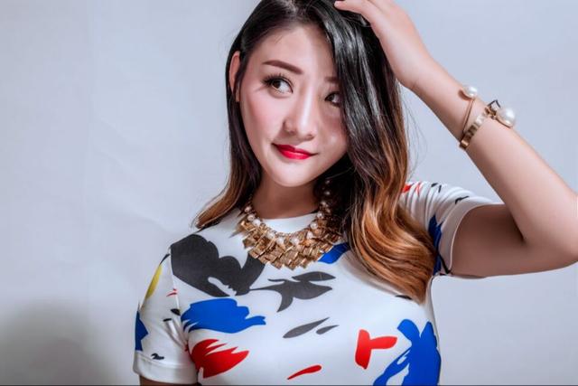 嗨秀美女主播大西西默默等一人