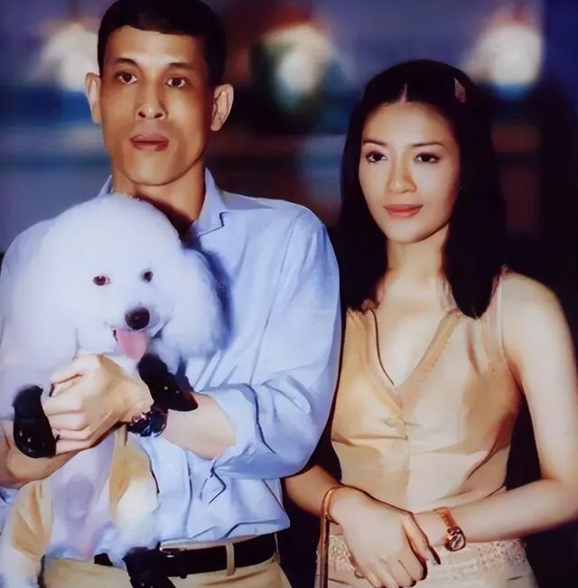 2014年,泰国王妃脱光衣服趴在地上给狗喂食,遭到曝光后被迫出家