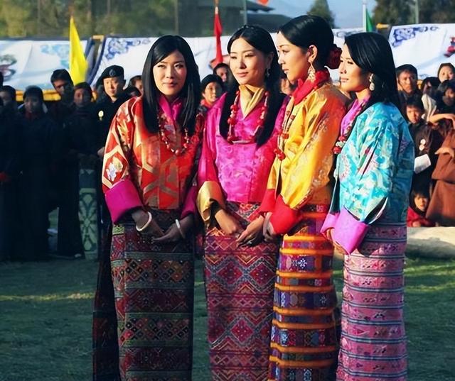 2020年,不丹最美公主嫁入嫂子佩玛家族,穿传统红嫁衣戴牡丹王冠