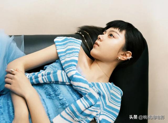 00后小花赵今麦《GQ》黑白风格写真大片，变身摇滚酷女孩