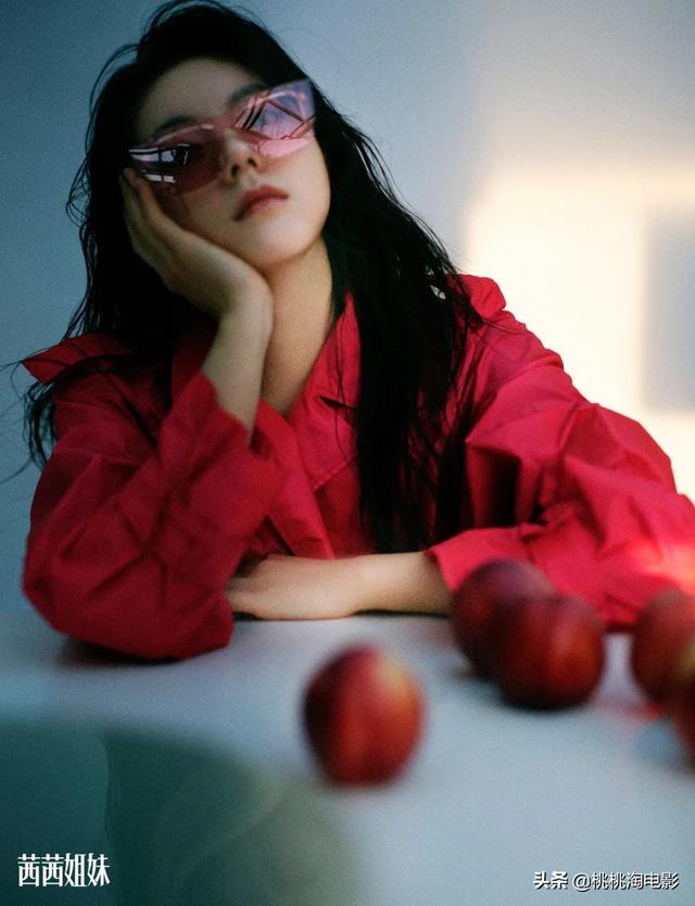 00后小花赵今麦《GQ》黑白风格写真大片，变身摇滚酷女孩