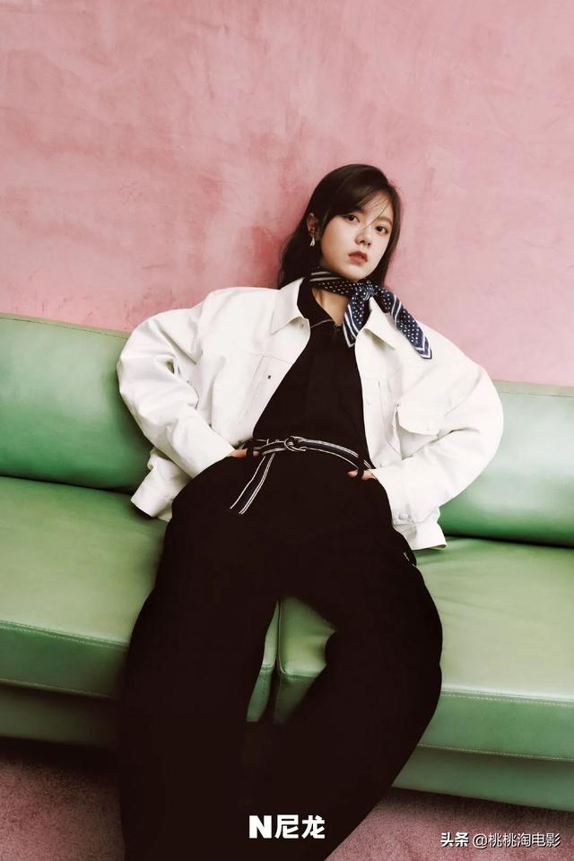 00后小花赵今麦《GQ》黑白风格写真大片，变身摇滚酷女孩