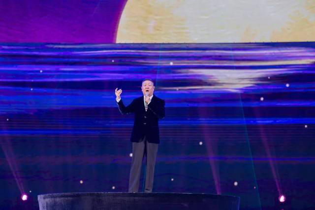 韩磊与小16岁娇妻当众热吻撒狗粮，甜蜜的连儿子都“看不下去”