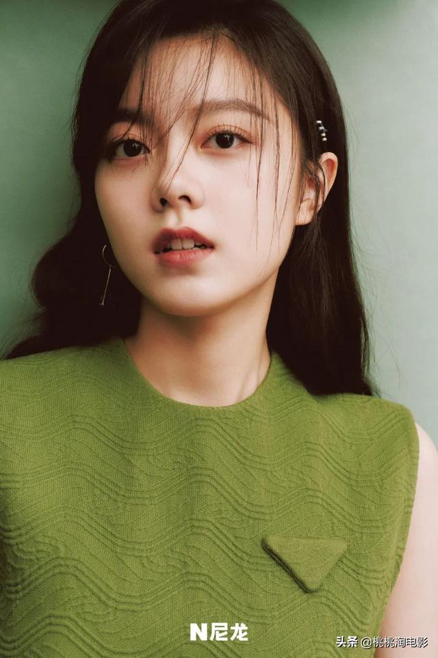 00后小花赵今麦《GQ》黑白风格写真大片，变身摇滚酷女孩