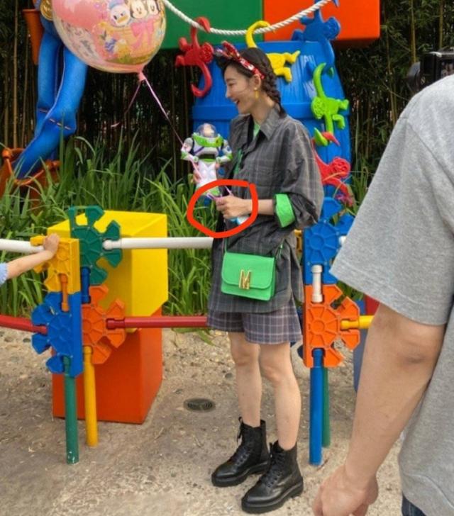 36岁王丽坤逛迪士尼，生图双腿细长白嫩，手部青筋太多健康引担忧