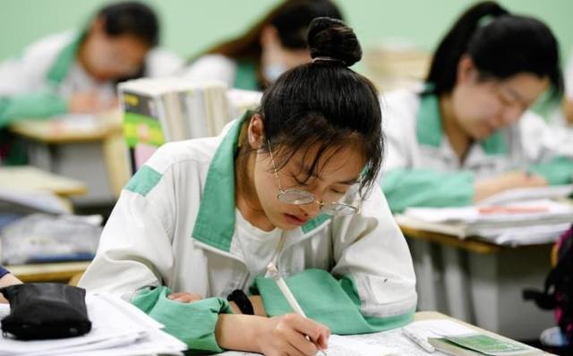 大学美女教师火了,进入教室气场全开,学生:这不大嫂来了吗