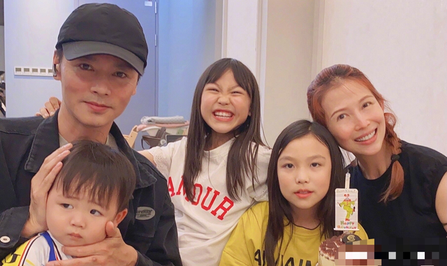 港圈四大女神齐热舞,身材纤细长腿瞩目,穿衣大胆舞姿不输女团