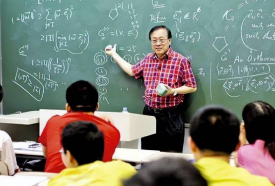 大学美女教师火了,进入教室气场全开,学生:这不大嫂来了吗