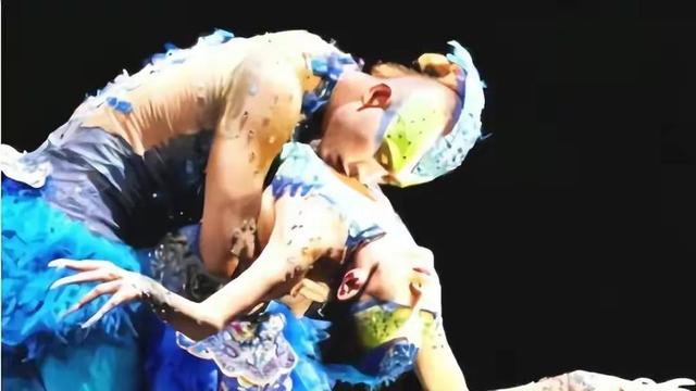 杨丽萍孔雀舞惹争议!男女胸部紧贴一起来回乱蹭,网友直呼辣眼睛