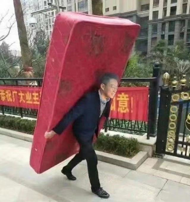 风云榜红毯生图：副乳、排骨胸、高开叉走光，露得越多越尴尬