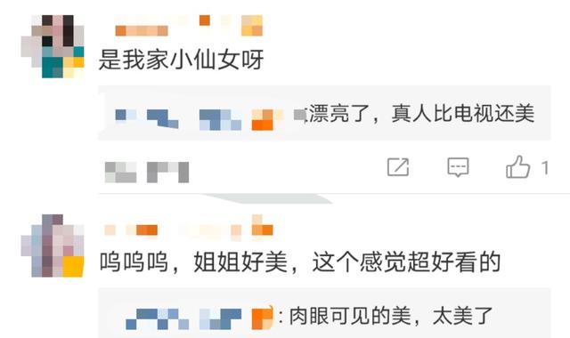 36岁王丽坤逛迪士尼，生图双腿细长白嫩，手部青筋太多健康引担忧