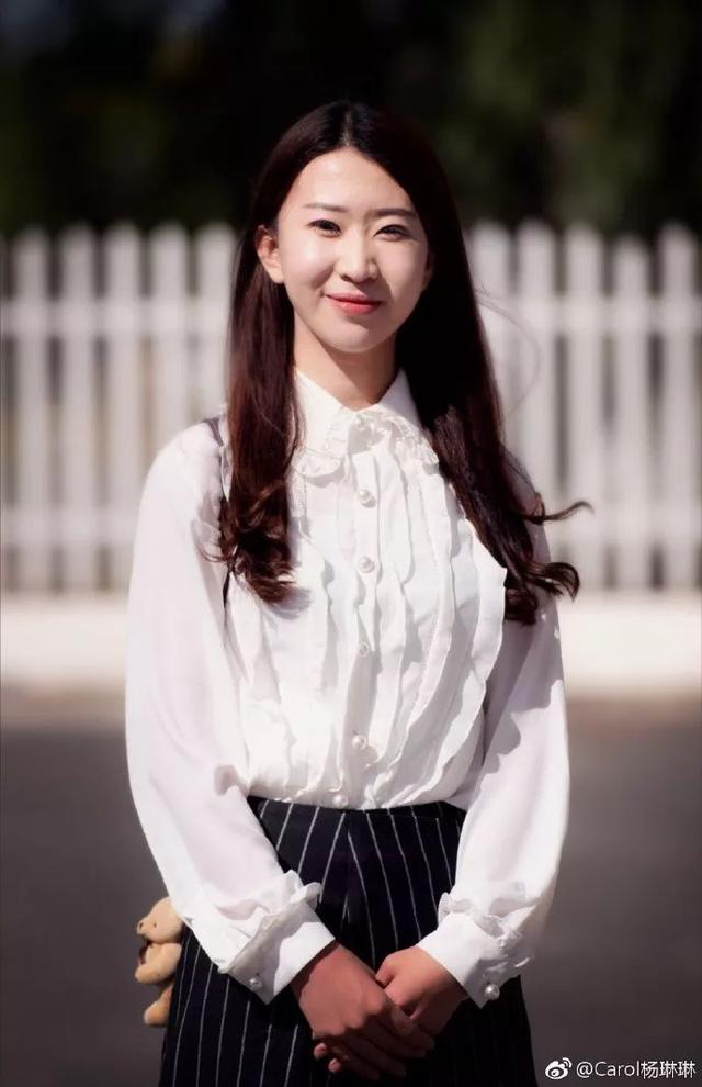 高速路上，漂亮女孩不顾母亲劝阻，跳下车一路狂奔连救3人