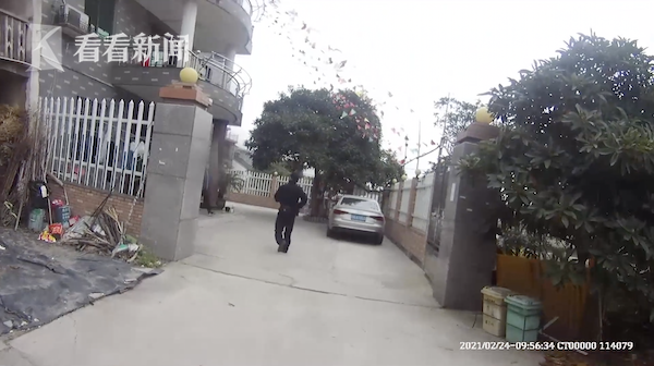 赖床被教育,6岁女孩报警求救:你们快来,哥哥和奶奶打我屁股