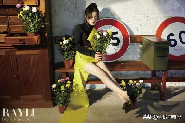 00后小花赵今麦《GQ》黑白风格写真大片，变身摇滚酷女孩