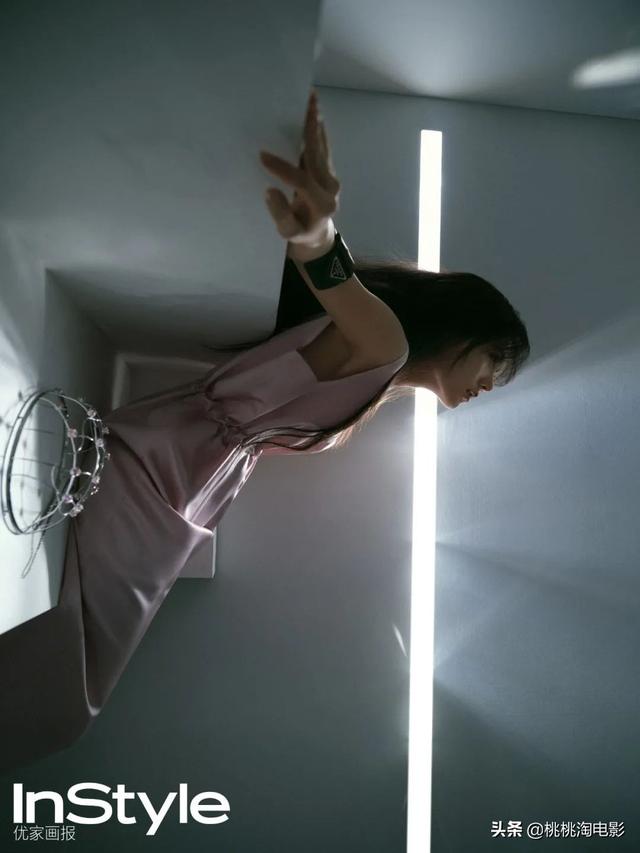 00后小花赵今麦《GQ》黑白风格写真大片，变身摇滚酷女孩