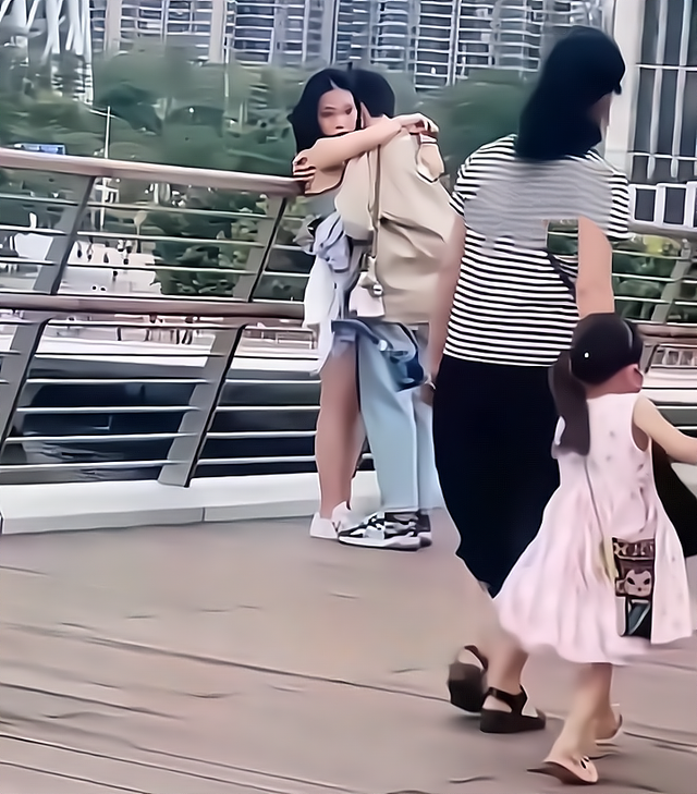 广东：情侣在街头舌吻，女生欲拒还迎主动配合，深情投入无视路人