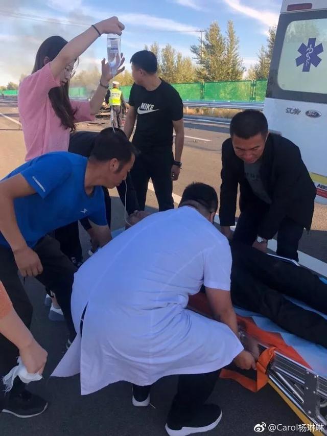 高速路上，漂亮女孩不顾母亲劝阻，跳下车一路狂奔连救3人