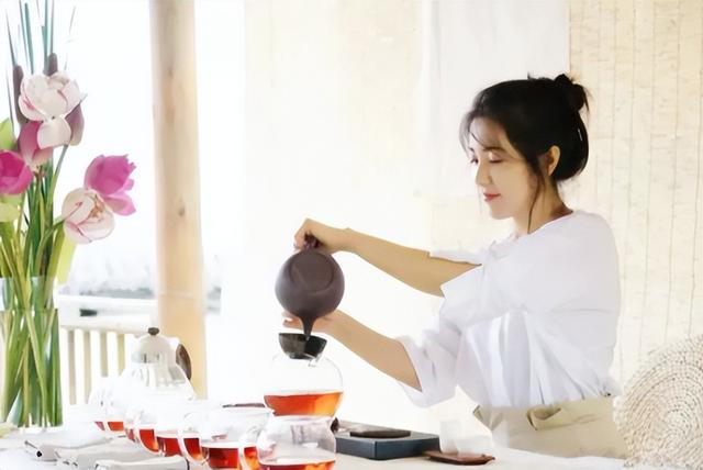 中戏校花“全裸”出镜，23岁拒当“谋女郎”，46岁活成这样…