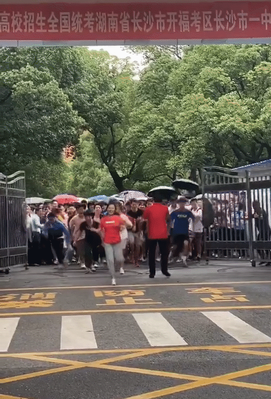 考完了，“一字马”女孩火了！网友：开心到劈叉