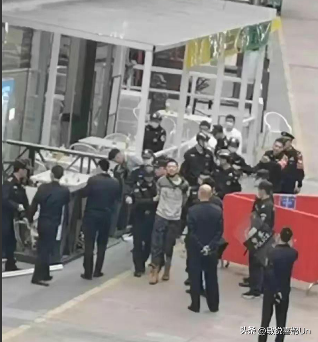 奸情出人命！漳州万达广场，老公当街疯狂向妻子情夫捅数刀致死亡