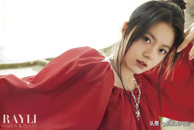 00后小花赵今麦《GQ》黑白风格写真大片，变身摇滚酷女孩