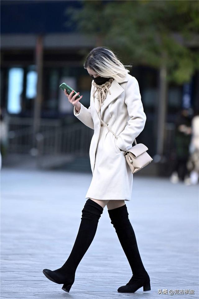 秋冬季节搭配过膝长靴,最好是搭配高跟款式,衬托身材高挑