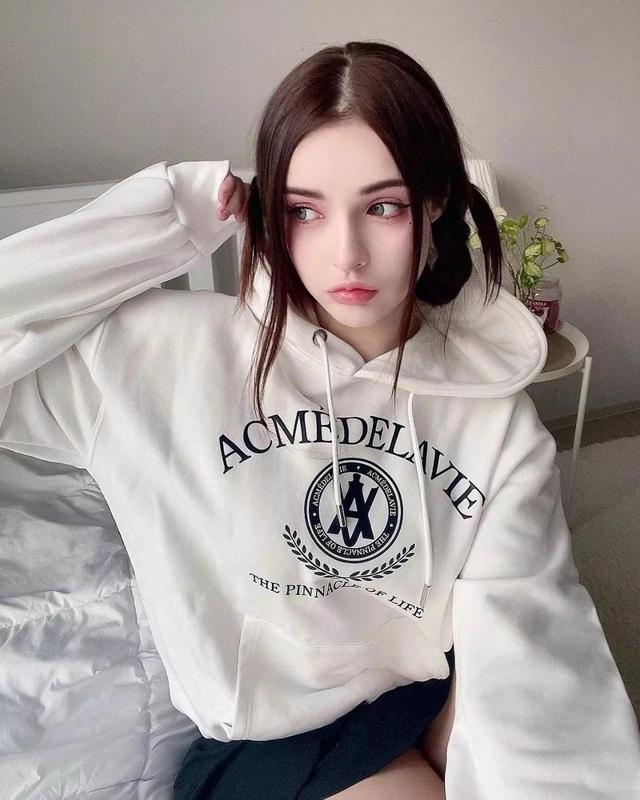 美的好似娃娃的俄罗斯美女Sasha Song