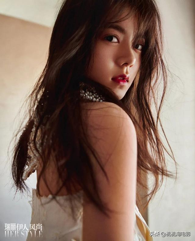 00后小花赵今麦《GQ》黑白风格写真大片，变身摇滚酷女孩