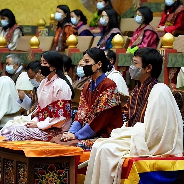 2020年,不丹最美公主嫁入嫂子佩玛家族,穿传统红嫁衣戴牡丹王冠