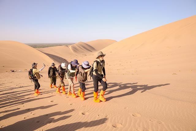 《极限挑战6》沙漠徒步困难重重 成员逆风而行一起拼